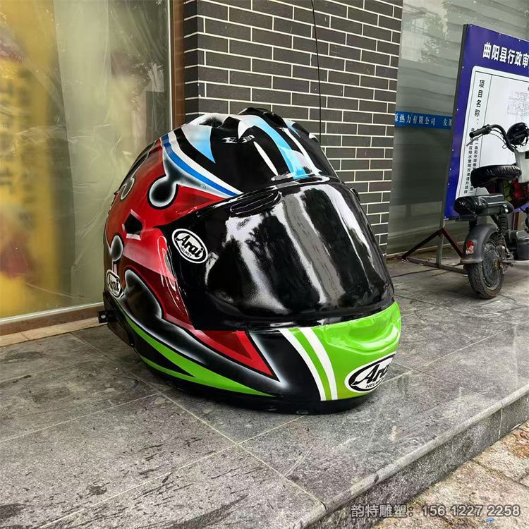 大型頭盔雕塑實物拍攝 玻璃鋼頭盔售賣屋定制